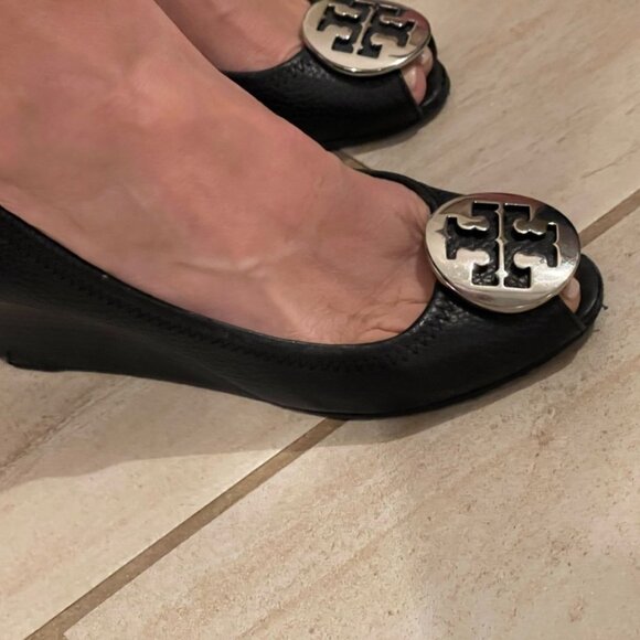 Tory Burch Sally 2 Black Leather Peep Toe Wedges Heels Size 7.5 - Picture 3 of 13
